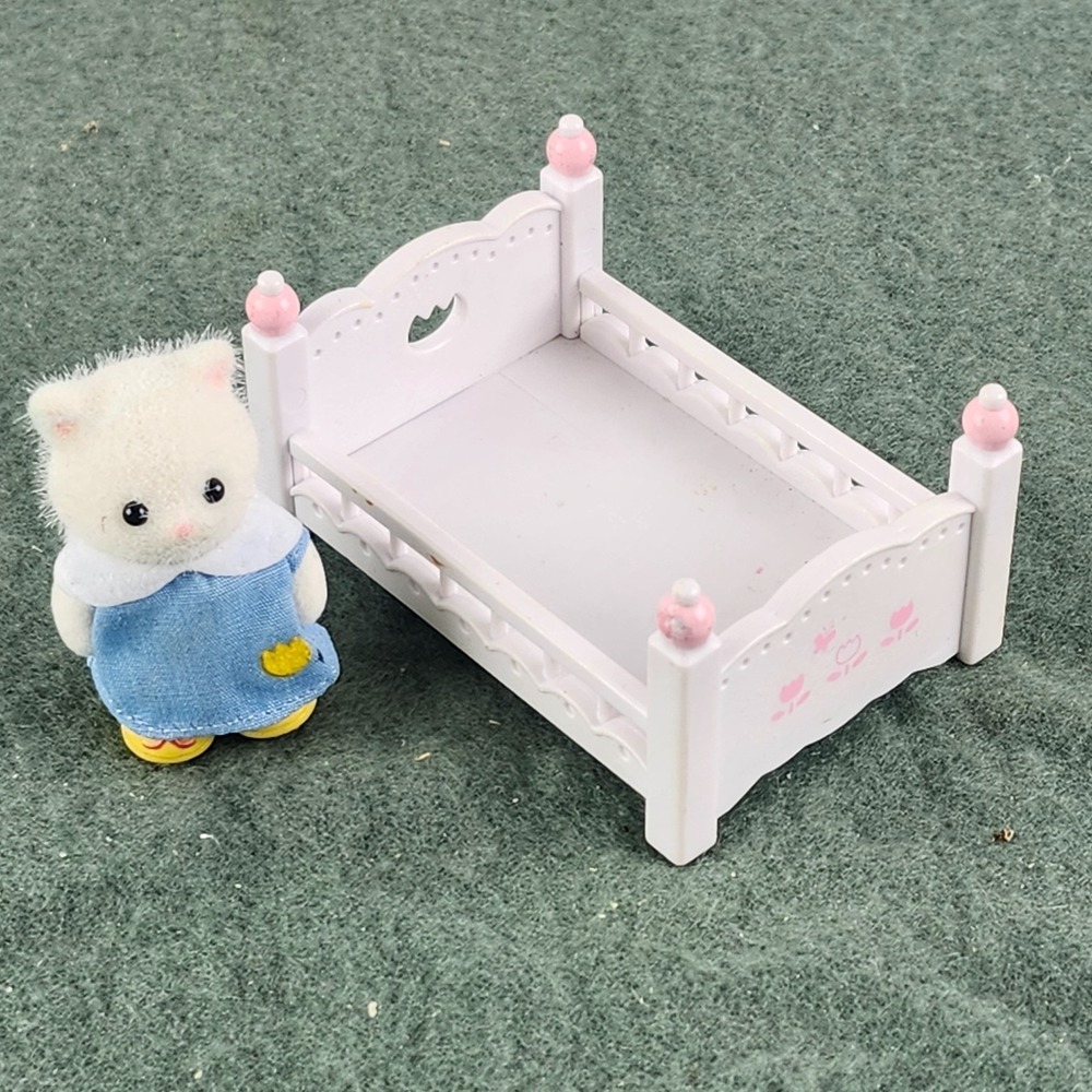 Sylvanian Families Baby Persian Cat & Nursery Uniform Calico Critters Baby Bed